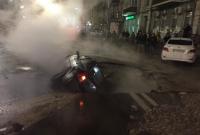 В результате прорыва трубы в центре Киева "сварился" автомобиль