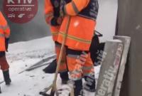 Несмотря на снегопад и пробки в Киеве, коммунальщики укладывают асфальт (видео)