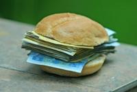 Украинцы тратят на еду больше половины своих доходов