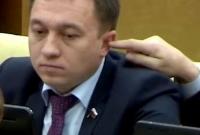 В Госдуме РФ депутат пытался засунуть в ухо коллеге свой палец