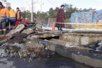 В Киеве на Дарнице провалилась часть моста (видео)