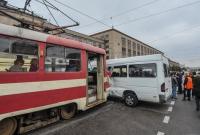 В Запорожье трамвай протаранил маршрутку (видео)