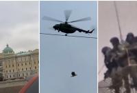 Вертолет Ми-8 над Кремлем перевозил в сетке живых людей