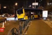 В Киеве неуправляемый троллейбус вылетел с дороги и чуть не упал с обрыва