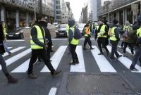 В Брюсселе "желтые жилеты" жгут машины и блокируют движение