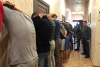 В одном из отелей Одессы задержали 25 вооруженных мужчин (видео)