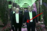 Путина сняли держащемся за руку с другим мужчиной