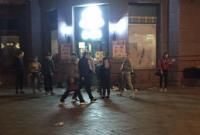 В Киеве толпа подростков напала на магазин на Грушевского, - журналист