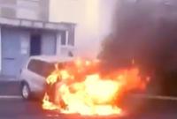 В одном из дворов Киева сгорел Volkswagen Tiguan, возможно поджог - видео