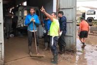 В сапогах и по локоть в грязи: теннисист Рафаэль Надаль помогал пострадавшим от наводнения на Майорке