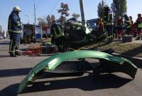 Смертельное ДТП в Киеве: возле Sky Mall автомобиль на высокой скорости вылетел с дороги и врезался в столб