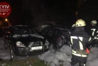 В Киеве на Оболони сгорели два авто, третье повреждено
