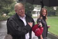 Прическа прежде всего: Трамп не поделился с женой зонтом (видео)
