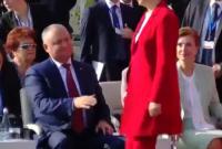 Игнор. Глава Гагаузии не пожала руку президенту Молдовы Додону