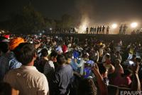 Число жертв наезда поезда на толпу в Индии возросло до 61
