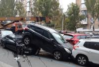 В центре Киева автокран протаранил 10 авто: пострадали несколько человек