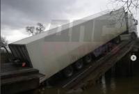 В Приморском крае РФ обрушился мост во время проезда грузовика, есть погибший (видео)