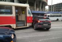 В Киеве трамвай врезался в кроссовер Kia - фото