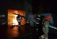 В Киеве в пожаре на СТО сгорело 2 автомобиля