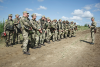Порошенко: почти 90% украинцев готовы защищать родную землю с оружием в руках