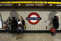 На станции метро в Лондоне мать с ребенком попали под поезд, но остались невредимыми