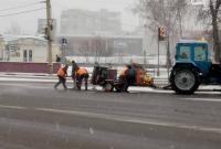 "Укравтодор" пообещал больше не укладывать асфальт во время снегопада