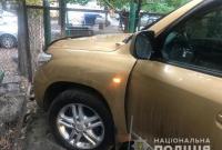 В Одессе мужчина избил охранника, угнал свой автомобиль со штрафплощадки и врезался в забор школы
