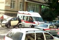 В Киеве скорая столкнулась с автомобилем, перекрывшим ей выезд со станции