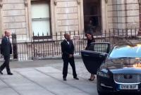 Анархия в Соединенном Королевстве: Меган Маркл закрыла за собой дверь автомобиля