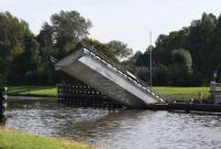 Баржа снесла мост в Нидерландах
