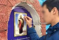 Скрепы треснули: в России подросток опубликовал фото, как он тушит сигарету об икону