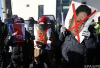 Южнокорейские активисты встретили олимпийскую делегацию КНДР порванными фотографиями Ким Чен Ына
