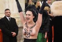 Активистка Femen разделась на Венском балу из-за Порошенко