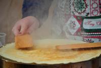 Масленица на Закарпатье: фестиваль блинов, бои соломенными мешками и столб с подарками