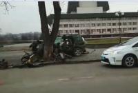 В Ужгороде Land Rover на скорости въехал в дерево, погибли трое молодых иностранцев