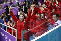 Северокорейские болельщицы необычно поддерживают своих спортсменов на Олимпиаде (видео)