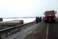 Под Киевом в результате ДТП перевернулась 30-тонная цистерна, из которой на поле полился спирт