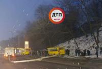 В Киеве две маршрутки столкнулись и сбили столб, вылетев на обочину, минимум 12 пострадавших