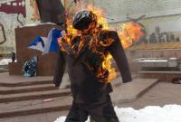 В центре Черновцов сожгли чучело Порошенко