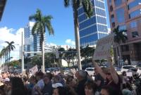 Сотни человек во Флориде требовали запрета на свободное владение оружием