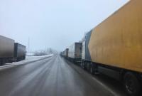 На границе с Россией скопилось уже до 150 грузовиков