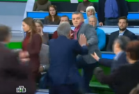 Ведущий РосТВ во время эфира накинулся с кулаками на украинского политолога (видео)