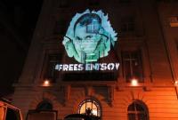 В Нью-Йорке напомнили о политзаключенном: на здание посольства РФ спроектировали фото Сенцова