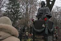 В Киеве осквернили монумент на могиле Леси Украинки в день ее рождения
