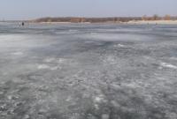На Каменском водохранилище 50 рыбаков унесло от берега на льдине