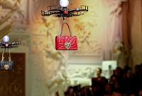 На показе Dolce&Gabbana вместо моделей на подиум вылетели дроны