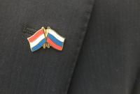 Родственники погибших в катастрофе МН17 требуют от нидерландского депутата извинений за "значок дружбы" с РФ