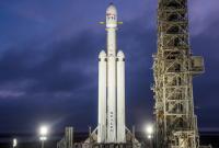 На космодроме поставили тяжелую ракету SpaceX (видео)