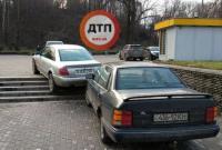 В Киеве два авто столкнулись на лестнице перед входом в метро