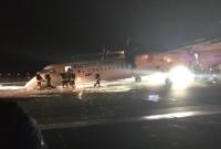 В аэропорту Варшавы самолет совершил жесткую посадку без переднего шасси